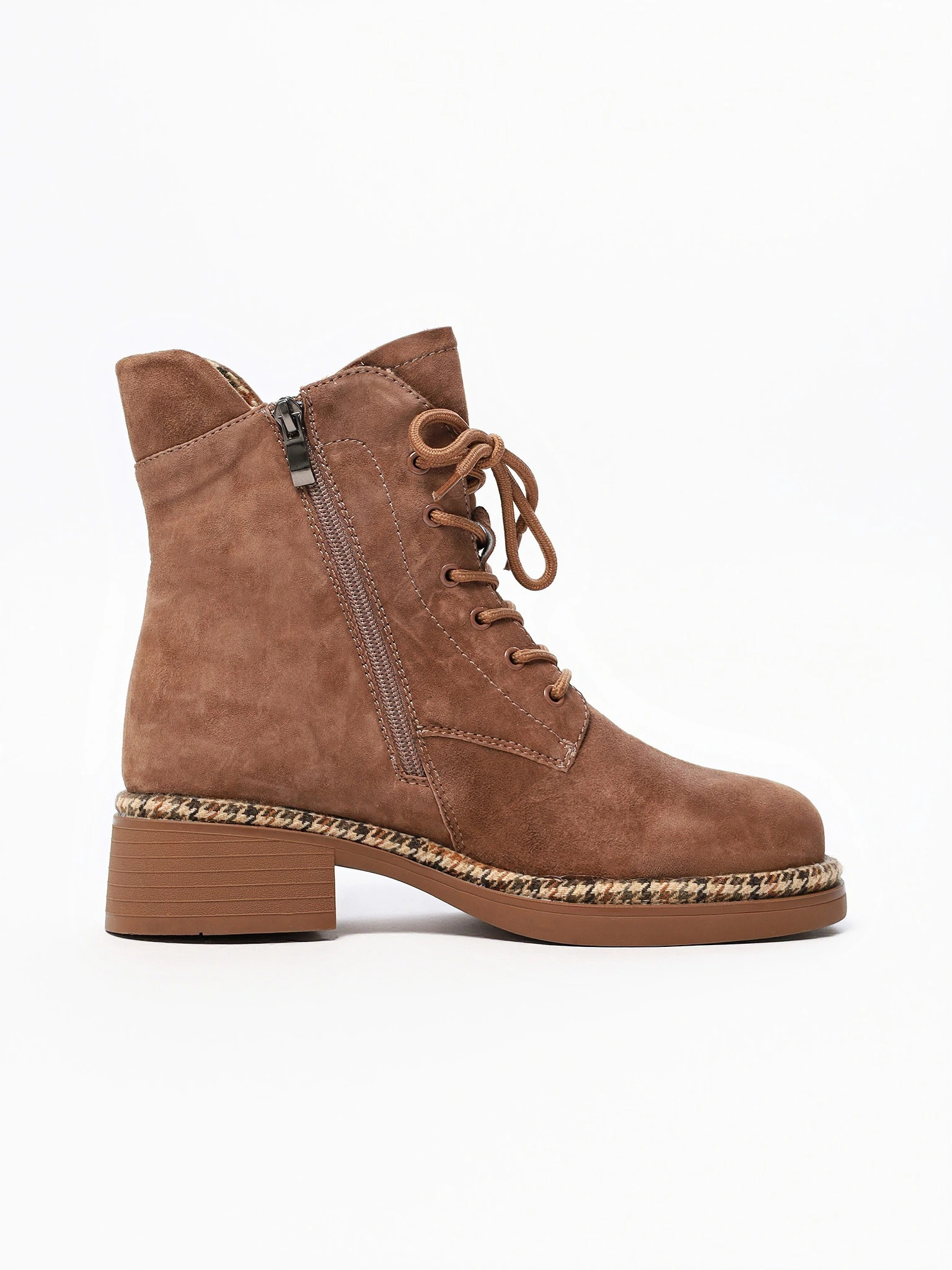 Ботинки коричневого цвета на широком среднем каблуке